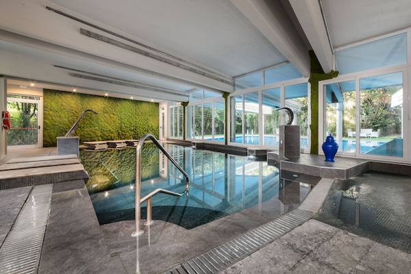 Piscina all'aperto, lettini