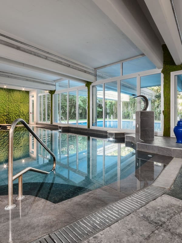 Piscina all'aperto, lettini