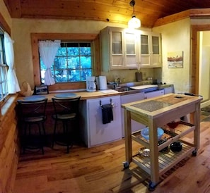 Réfrigérateur, micro-ondes, plaque de cuisson, cafetiÚre/bouilloire
