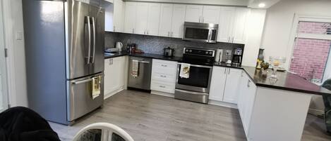 Kylskåp, mikrovågsugn, ugn och spishäll