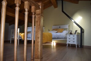 3 bedrooms, desk, iron/ironing board, free WiFi