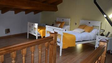 3 bedrooms, desk, iron/ironing board, free WiFi