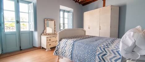 3 bedrooms, desk, iron/ironing board, free WiFi