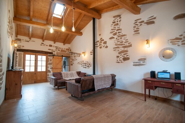 Smart TV, fireplace, books, stereo