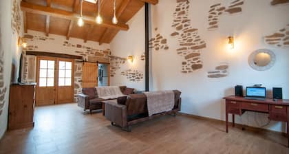 Vintage Cottage With Large Yard