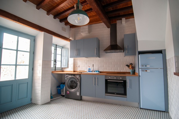 Frigorífico, microondas, horno y placa de cocina