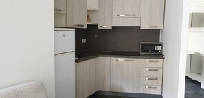 都會公寓 | 私人廚房 | 大型冰箱、微波爐、爐台、鍋具/餐盤/廚房用品
