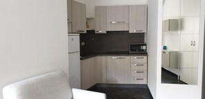 City-Apartment | Eigene Küche | Großer Kühlschrank, Mikrowelle, Herdplatte