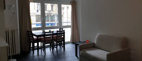 シティ アパートメント | リビングルーム | 32 インチの薄型テレビ (ケーブル放送視聴可)、テレビ