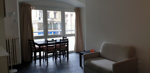 City-Apartment | Wohnzimmer | 32-Zoll-Flachbildfernseher mit Kabelempfang, Fernseher