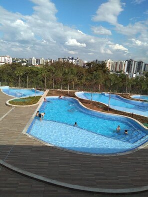 Inomhuspool och utomhuspool