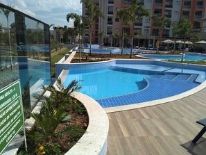 Alberca techada y alberca al aire libre