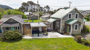 Un quartier résidentiel avec des maisons, un patio couvert et une cour gazonnée.