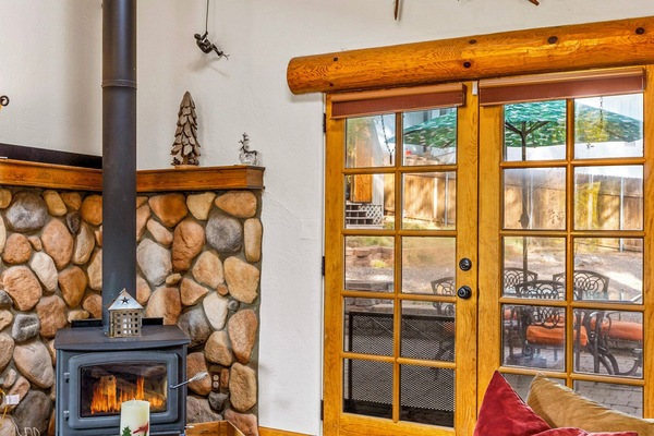 Een smart-tv, een open haard, een dvd-speler en boeken