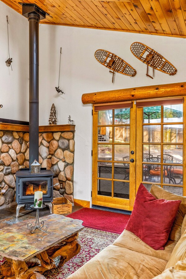 Smart TV, fireplace, DVD player, books - Ski Lodge Inspired In The Pines (Flagstaff)
