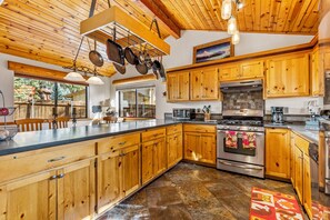 Fridge, microwave, oven, stovetop - Ski Lodge Inspired In The Pines (Flagstaff)