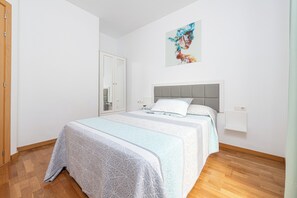 2 slaapkamers, een strijkplank/strijkijzer, reisbedje, gratis wifi
