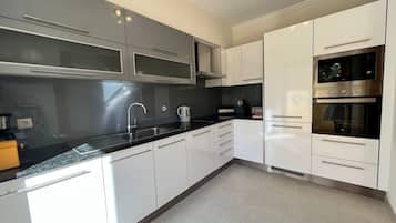 Refrigerador, microondas, horno y lavavajillas