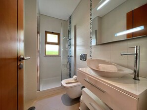 Dusche, Haartrockner, Handtücher
