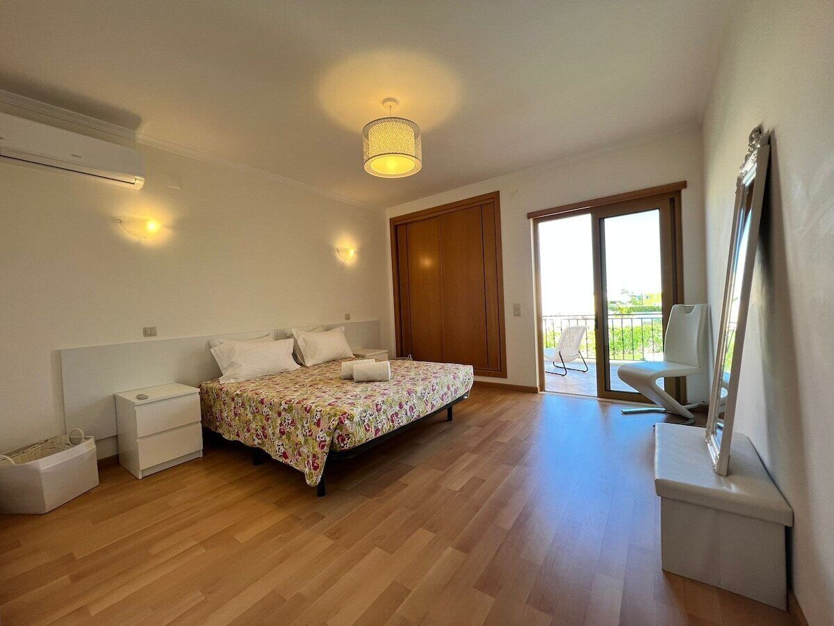 2 bedrooms, in-room safe, iron/ironing board, travel crib