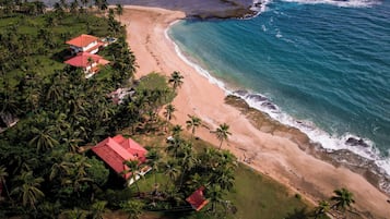 På stranden, solstolar och strandhanddukar