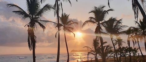 En la playa, camastros y toallas de playa
