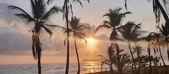 Caribbean getaway: beach cottage just on the sand