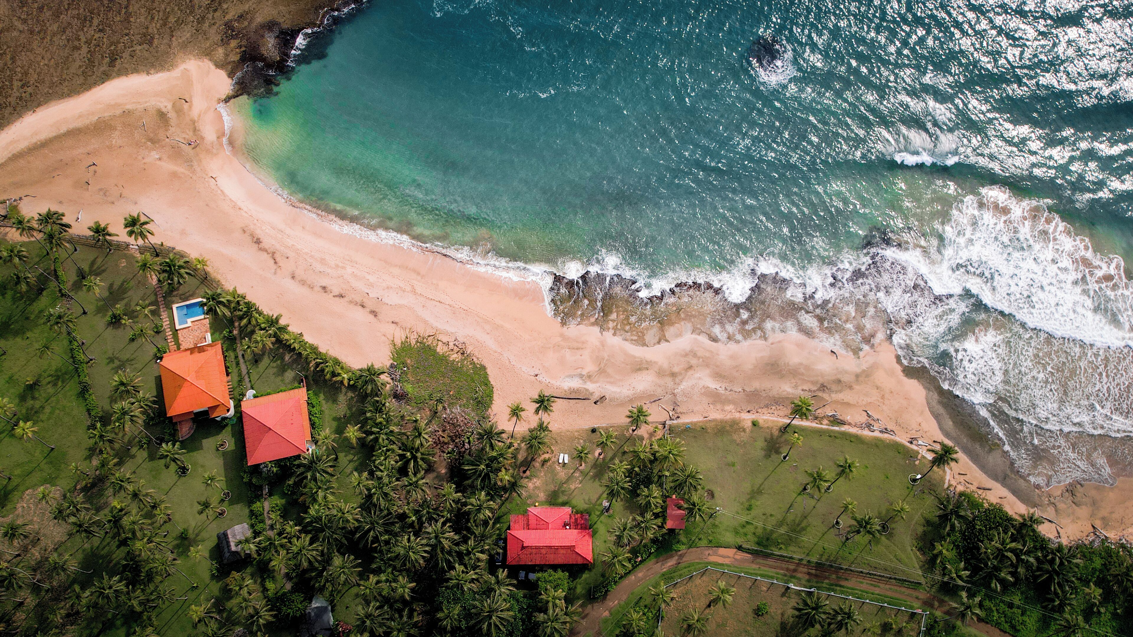 Plage, chaises longues, serviettes de plage