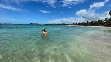 På stranden, solstolar och strandhanddukar