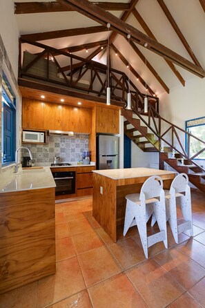 Réfrigérateur, micro-ondes, four, plaque de cuisson