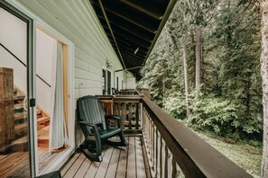 Terrace/patio - 18SLL - Newly Remodeled - Sleeps 4 - Fireplace - W/D by RedAwning (Glacier)