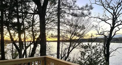 The BL Cottage - Lake Getaway with Panoramic Views, near Cascade Mountain