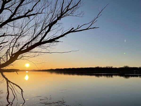 A serene lake with a tree branch silhouetted against a sunset. - The BL Cottage - Lake Getaway with Panoramic Views, near Cascade Mountain (Montello)
