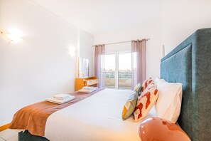 1 chambre, coffre-fort, fer et planche à repasser, lit de bébé portatif