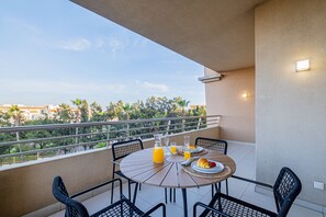 Outdoor dining - Barracuda Oura Dream Apartment (Albufeira)