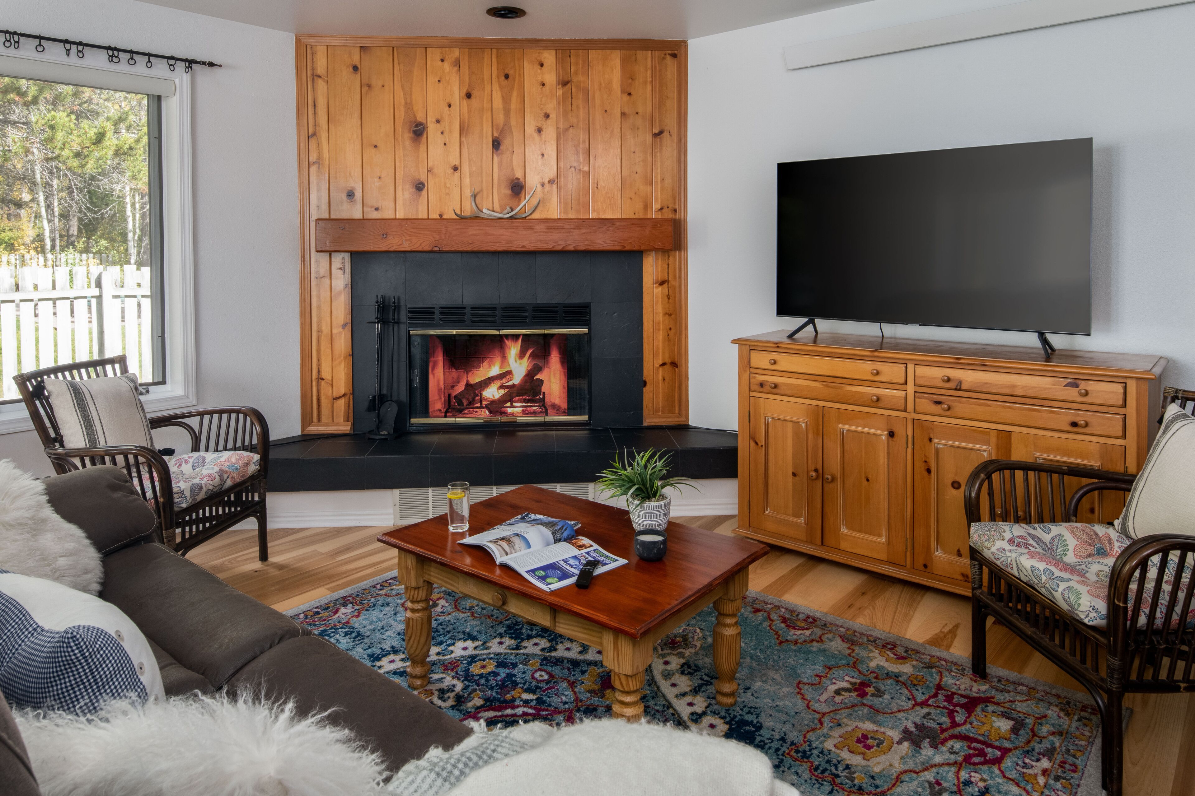 Een smart-tv en een open haard