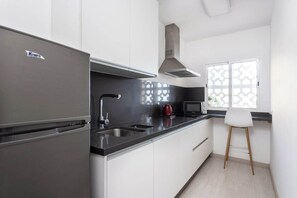 Mikroaaltouuni, liesi, kahvin-/teenkeitin