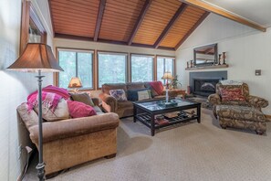 Smart TV, fireplace - 1176 Wolfscratch Dr, 609 Petit Crest Villas, Big Canoe, GA, 30143, US (Big Canoe)