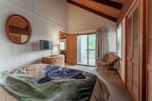 3 quartos, escrivaninha, ferros/tábuas de passar roupa