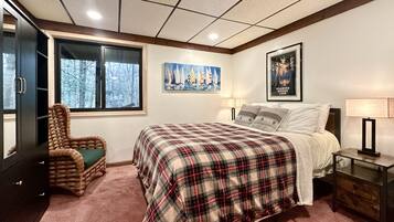 4 bedrooms, desk, travel cot, free WiFi