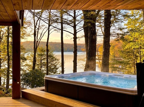 Lakefront Life — Hot Tub, Motorboat, Fire Pit, Ski & Golf