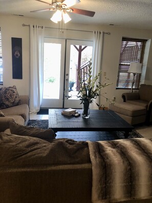 Smart TV, chimenea, oficina