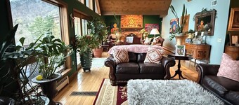 Chalet w/ Lake & MT views, Hot Tub, Pet friendly,  <10mins to Lake & Golf