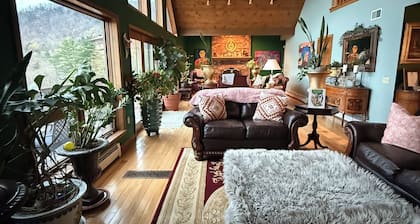 Chalet w/ Lake & MT views, Hot Tub, Pet friendly, <10mins to Lake & Golf