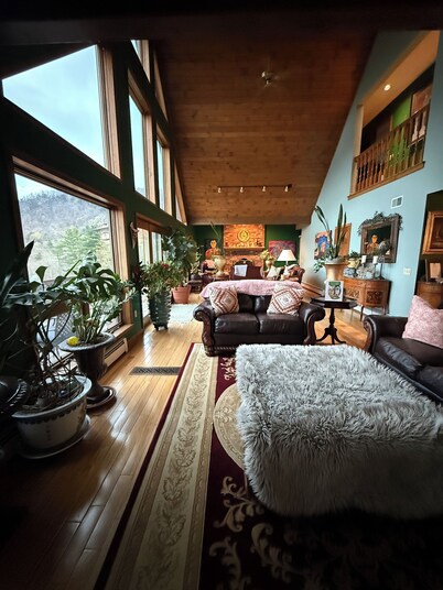 Chalet w/ Lake & MT views, Hot Tub, Pet friendly,  <10mins to Lake & Golf