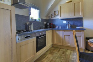 Four, lave-vaisselle, tables à manger