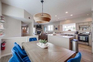 Kühlschrank, Mikrowelle, Ofen, Wasserkocher mit Kaffee-/Teezubehör