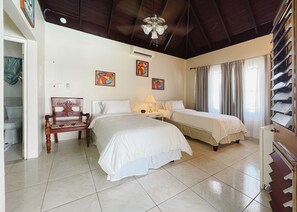 4 habitaciones, escritorio y tabla de planchar con plancha 