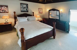 4 makuuhuonetta, työpöytä, silitysrauta/-lauta, vauvan matkasänky