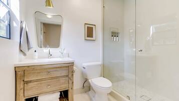 Basic Apartment, 1 King Bed | Bathroom | Shower, eco-friendly toiletries, towels, soap